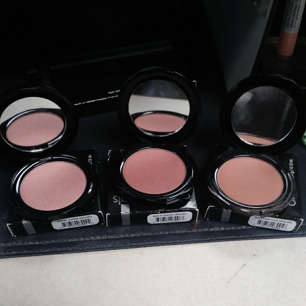 Individual pressed blush mineral powder